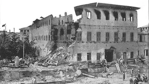 Sultanova palata u Zanzibaru posle britanskog bombardovanja 1896.