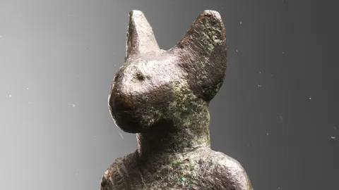 Bronzana statua boginje Bastet sa mačjom glavom, Egipatski muzej u Torinu