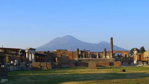 Ruševine Pompeje sa Vezuvom u pozadini