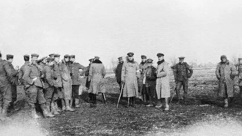 Britanski i nemački vojnici u ničijoj zemlji tokom Božićnog primirja 1914.